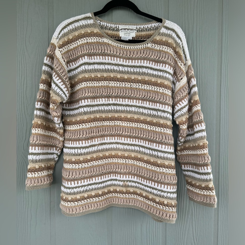 59.JENNIFER REED PETITE WOMEN’s 
Pullover Sweater Knitted by Hand.
Size M